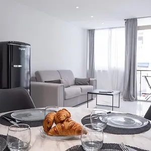 https://modern-maubourg-50m-plage-clim-terrasse.fr-provencehotel.com